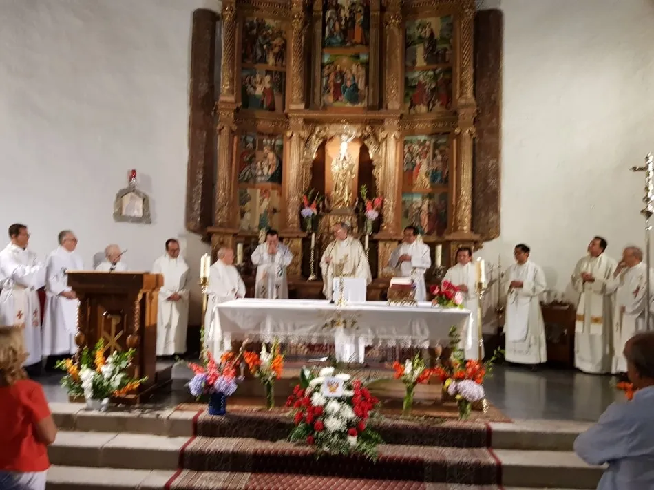 Foto 3 - El obispo de Salamanca despide a los dos parrocos de la Sierra