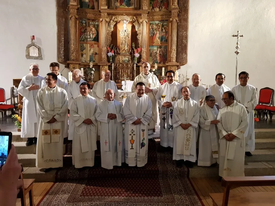 Foto 2 - El obispo de Salamanca despide a los dos parrocos de la Sierra
