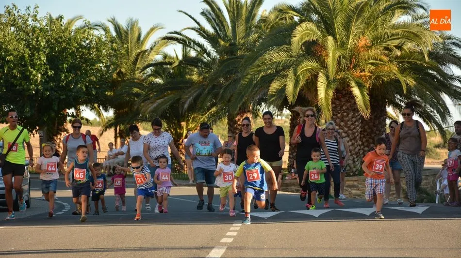 Los niños de 3 a 5 años inician su carrera animados por sus padres / E. Corredera