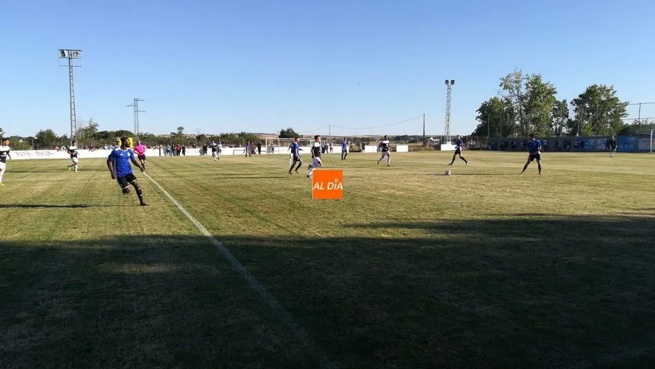 Foto 2 - El Salamanca UDS cae ante un Zamora con hechuras que vence con gol de Murci (1-0)