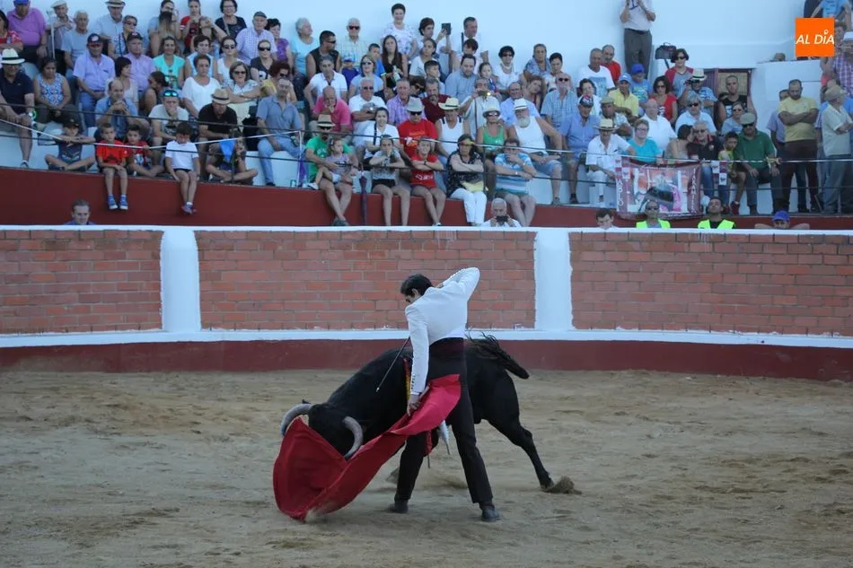 Foto 8 - Excelente tarde de toros en Saucelle con un trofeo para cada novillero  