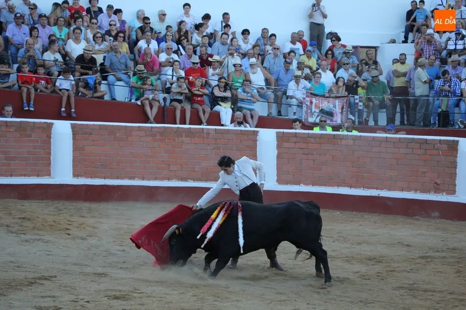 Foto 10 - Excelente tarde de toros en Saucelle con un trofeo para cada novillero  