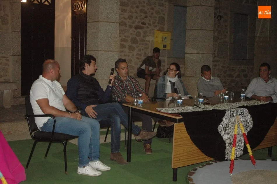 Foto 8 - El Ayuntamiento de Bogajo promociona la Fiesta con un ameno coloquio taurino  
