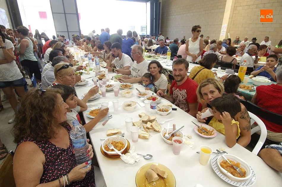 Foto 9 - El Sahugo emprende la recta final de sus fiestas en torno a la mesa  