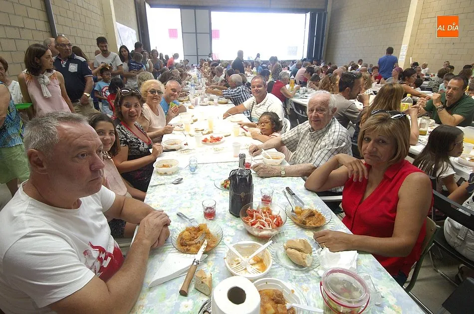 Foto 7 - El Sahugo emprende la recta final de sus fiestas en torno a la mesa  