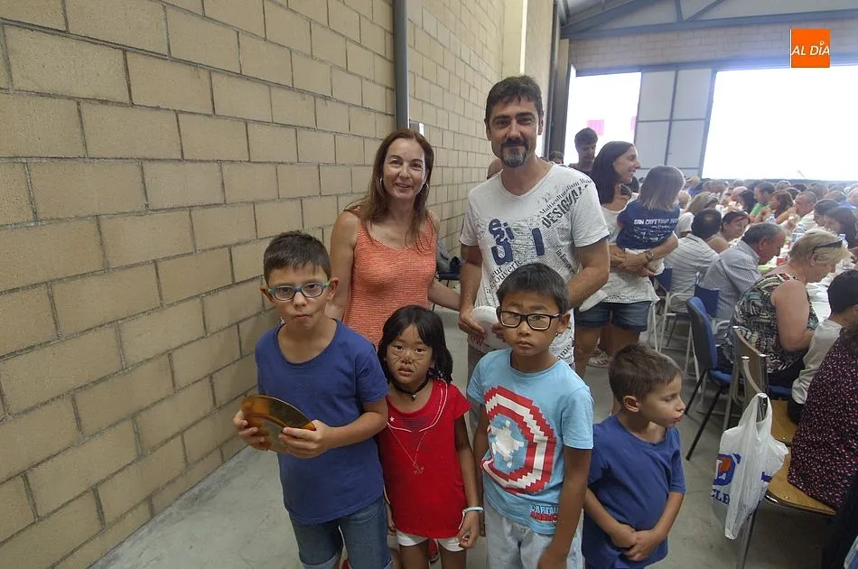 Foto 4 - El Sahugo emprende la recta final de sus fiestas en torno a la mesa  