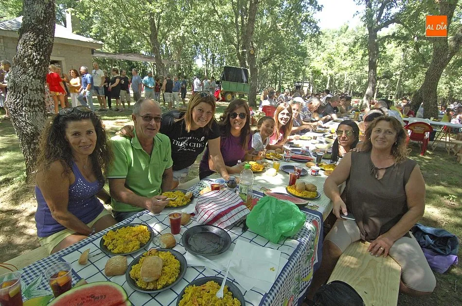 Degustando la paella en buena compañía | Fotos Adrián Martín