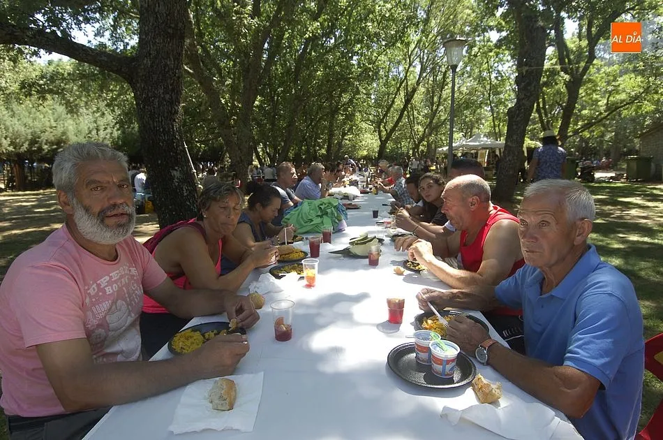 Foto 10 - Los vecinos de Agallas se re&uacute;nen para degustar al aire libre una paella gigante  