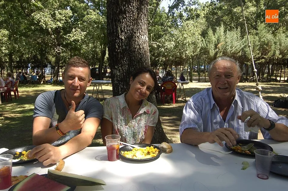 Foto 9 - Los vecinos de Agallas se re&uacute;nen para degustar al aire libre una paella gigante  