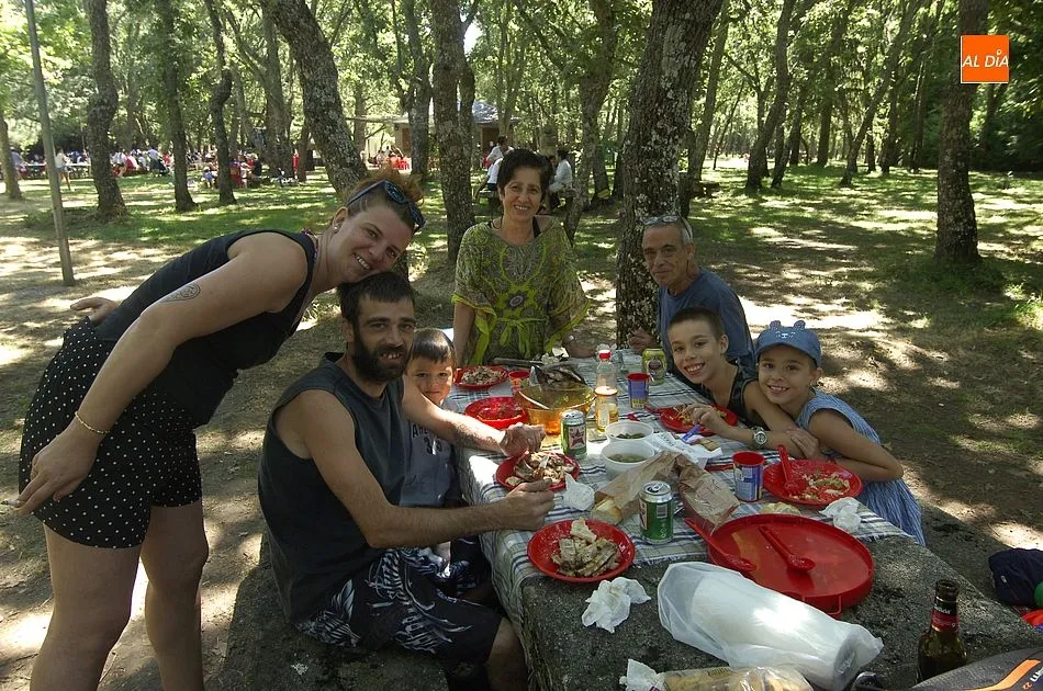 Foto 6 - Los vecinos de Agallas se re&uacute;nen para degustar al aire libre una paella gigante  