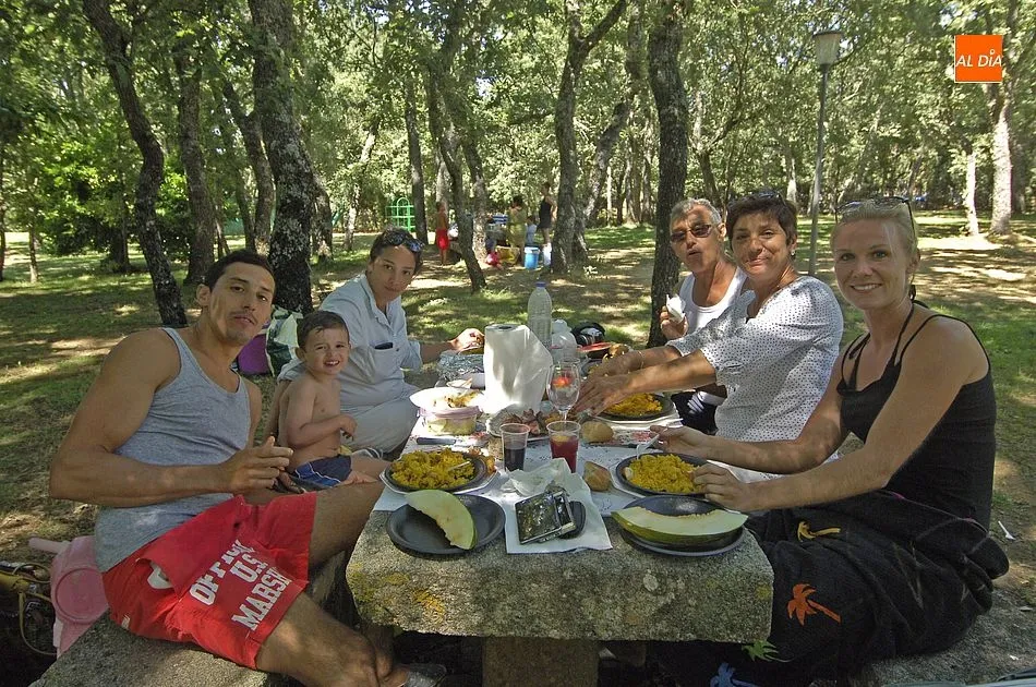 Foto 7 - Los vecinos de Agallas se re&uacute;nen para degustar al aire libre una paella gigante  