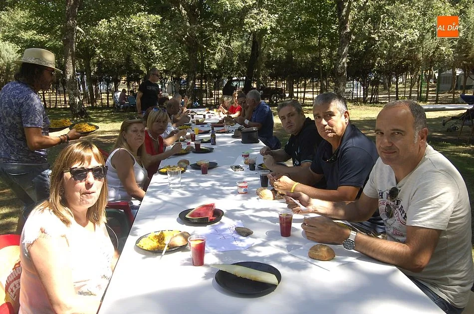 Foto 11 - Los vecinos de Agallas se re&uacute;nen para degustar al aire libre una paella gigante  