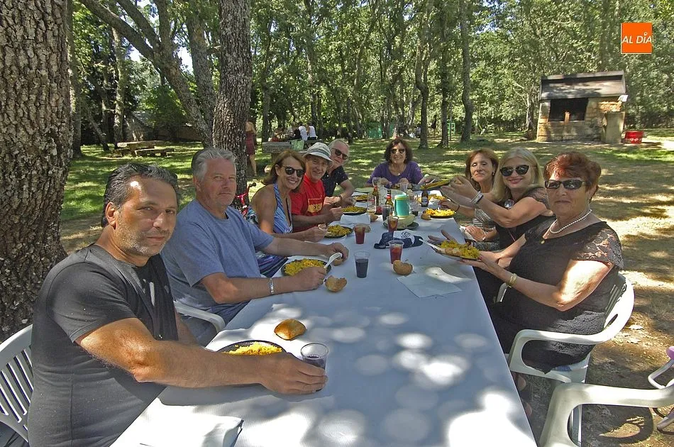 Foto 8 - Los vecinos de Agallas se re&uacute;nen para degustar al aire libre una paella gigante  