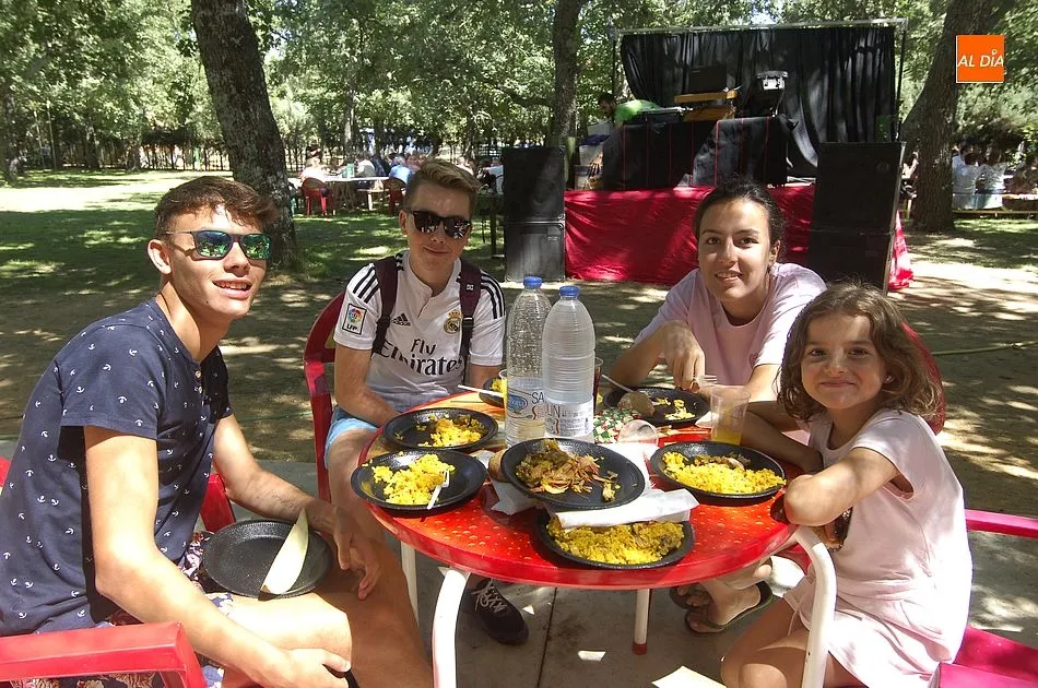 Foto 5 - Los vecinos de Agallas se re&uacute;nen para degustar al aire libre una paella gigante  