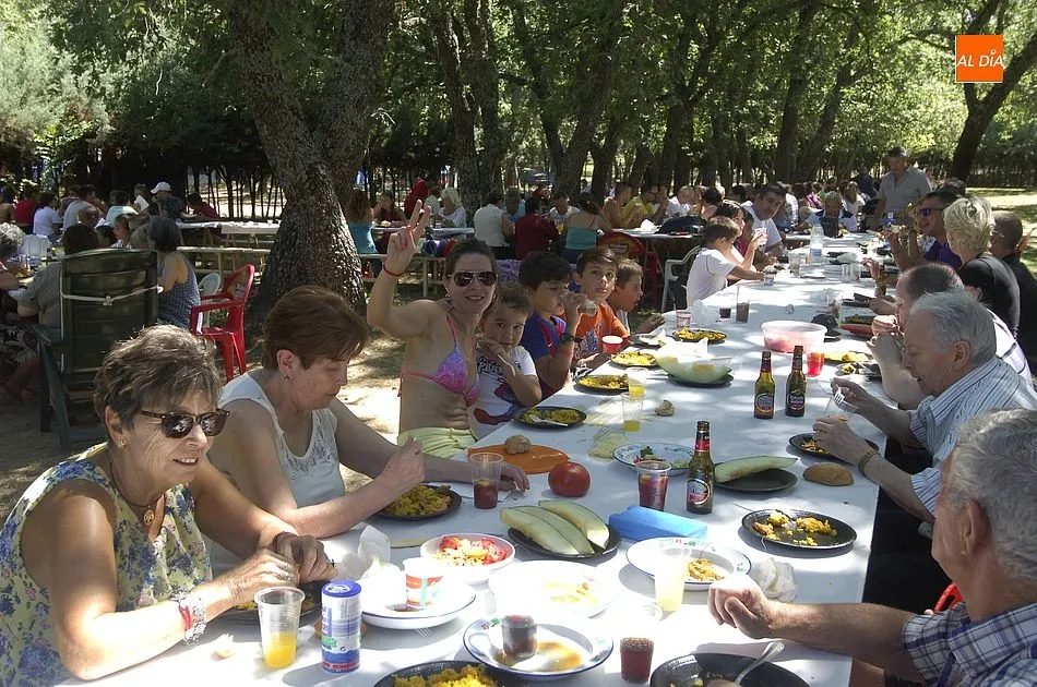 Foto 4 - Los vecinos de Agallas se re&uacute;nen para degustar al aire libre una paella gigante  