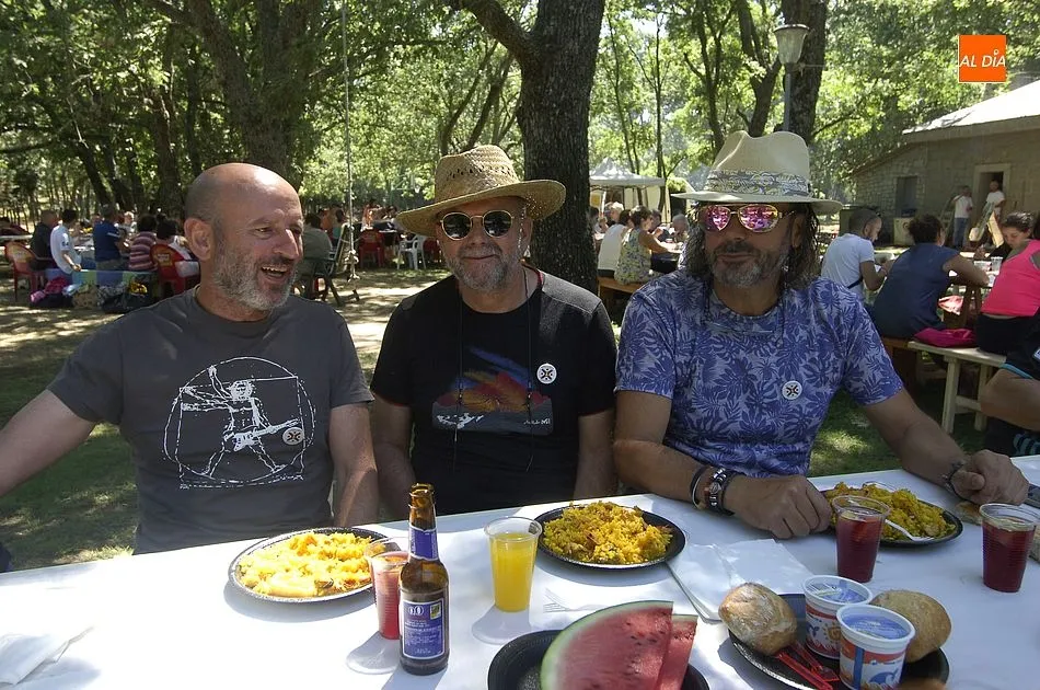 Foto 2 - Los vecinos de Agallas se re&uacute;nen para degustar al aire libre una paella gigante  