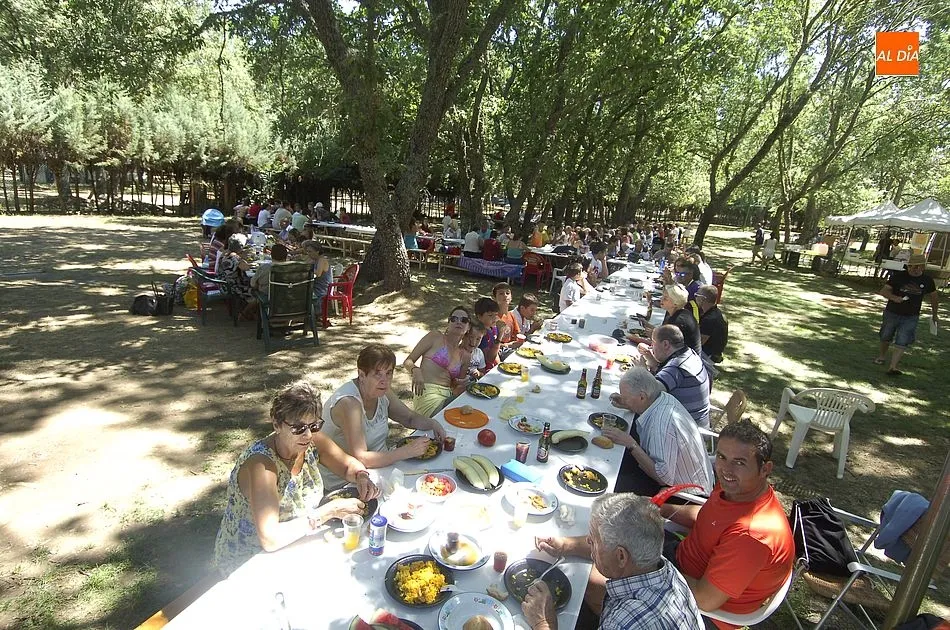 Foto 3 - Los vecinos de Agallas se re&uacute;nen para degustar al aire libre una paella gigante  