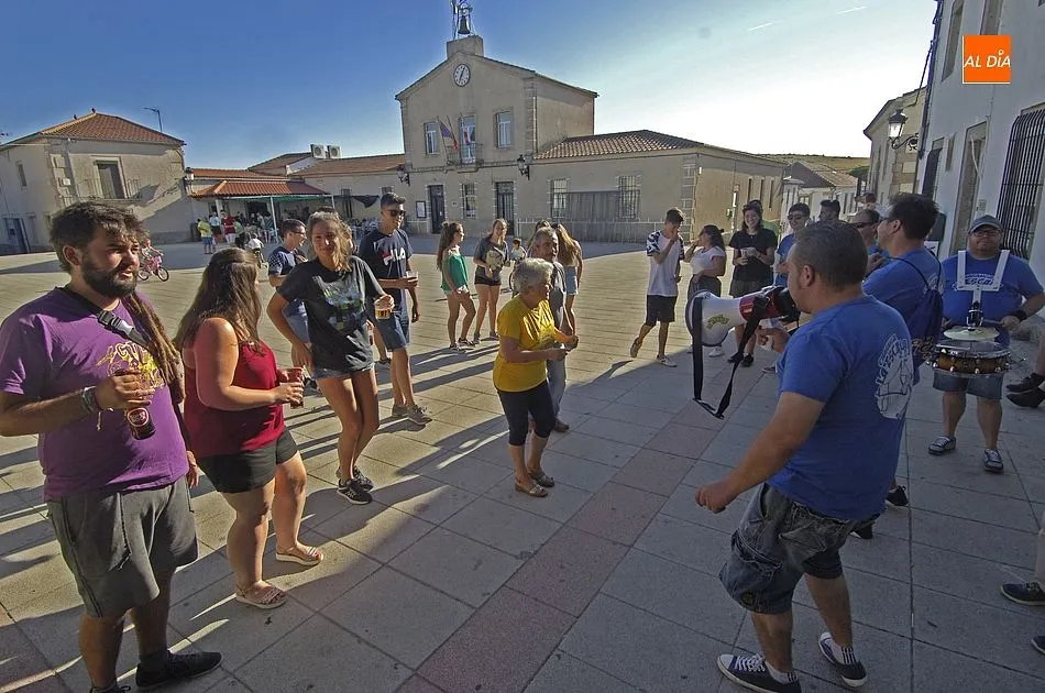 La Charanga con personas de todas las edades en la Plaza | Fotos Adrián Martín