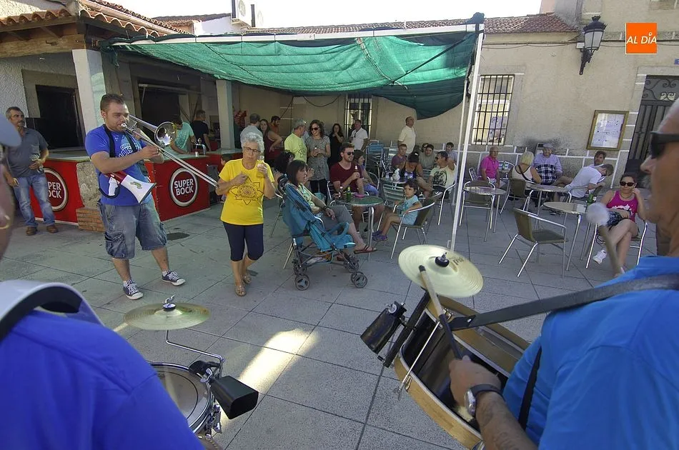 Foto 4 - La Charanga La Escala encabeza un recorrido callejero por Aldea del Obispo  