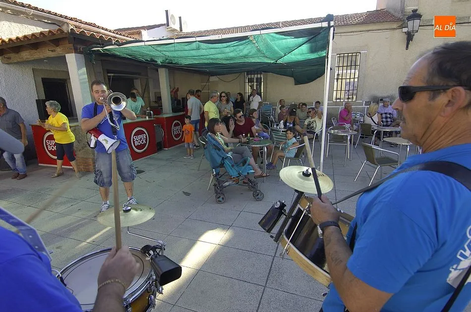 Foto 5 - La Charanga La Escala encabeza un recorrido callejero por Aldea del Obispo  