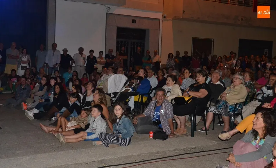 Foto 4 - Espectacular asistencia de p&uacute;blico al concierto de Mayalde en el barrio de Las Canteras  
