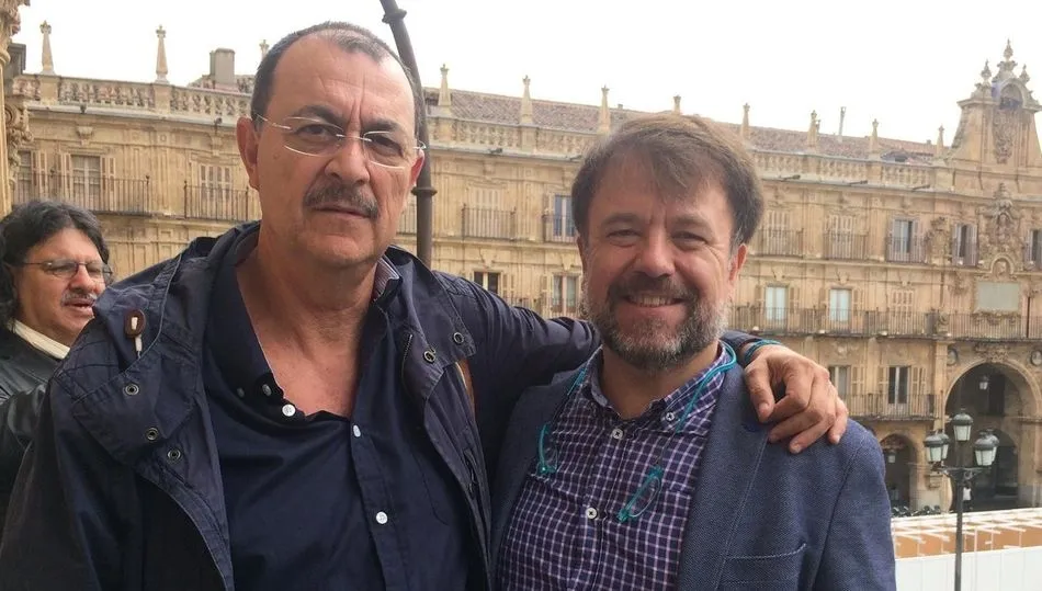 Santano en el balcón del Ayuntamiento, con el poeta José Luis García Herrera