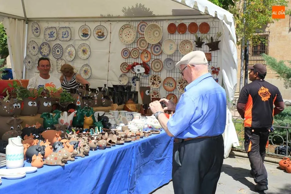 Foto 7 - La Feria del Barro re&uacute;ne un a&ntilde;o m&aacute;s lo mejor de la alfarer&iacute;a popular en la Plaza de los Bandos  