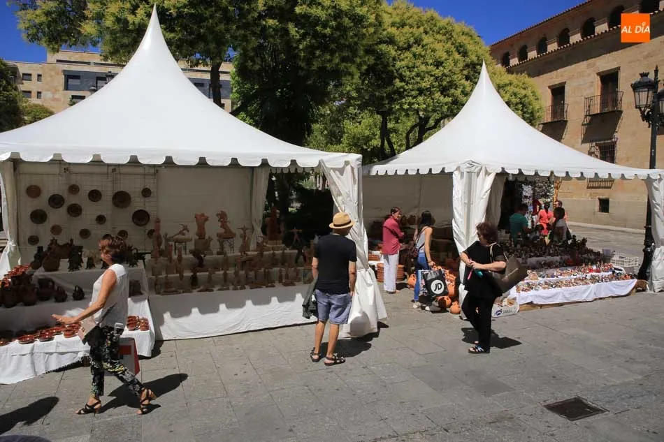 Foto 6 - La Feria del Barro re&uacute;ne un a&ntilde;o m&aacute;s lo mejor de la alfarer&iacute;a popular en la Plaza de los Bandos  