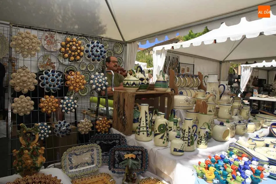 Foto 5 - La Feria del Barro re&uacute;ne un a&ntilde;o m&aacute;s lo mejor de la alfarer&iacute;a popular en la Plaza de los Bandos  