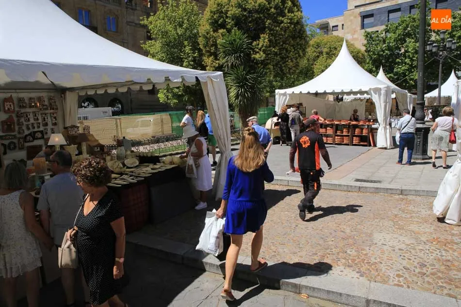 Foto 3 - La Feria del Barro re&uacute;ne un a&ntilde;o m&aacute;s lo mejor de la alfarer&iacute;a popular en la Plaza de los Bandos  