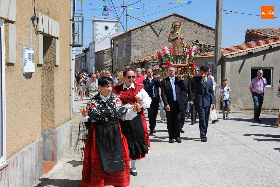 Foto 9 - San Lorenzo recorre las calles de La Zarza de Pumareda bajos los sones de la gaita y el tamboril  