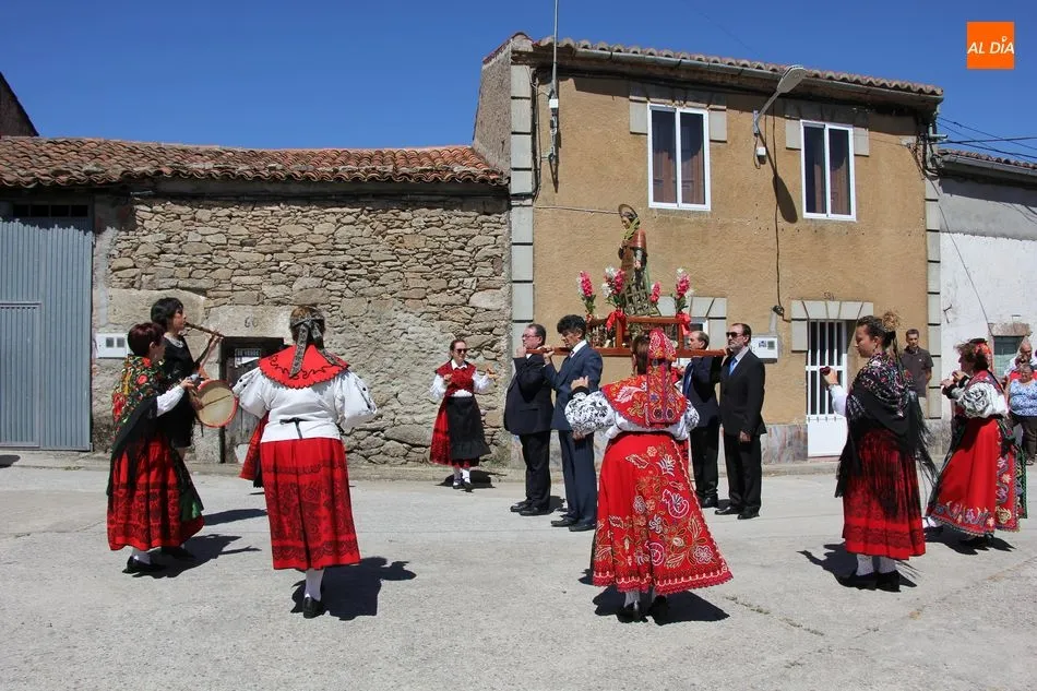 Foto 7 - San Lorenzo recorre las calles de La Zarza de Pumareda bajos los sones de la gaita y el tamboril  