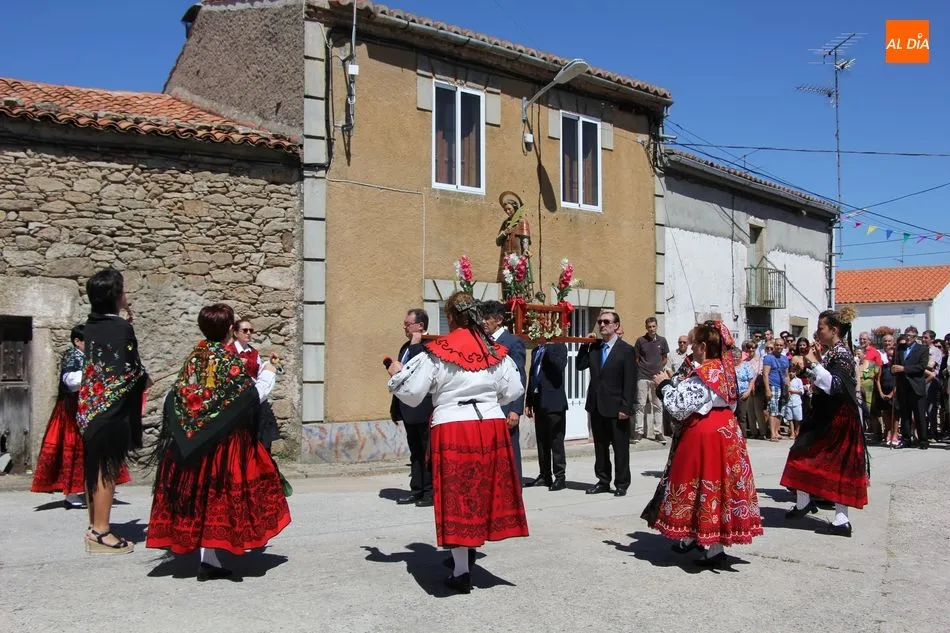 Foto 6 - San Lorenzo recorre las calles de La Zarza de Pumareda bajos los sones de la gaita y el tamboril  