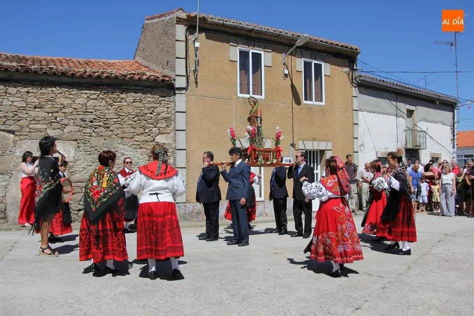 Foto 4 - San Lorenzo recorre las calles de La Zarza de Pumareda bajos los sones de la gaita y el tamboril  