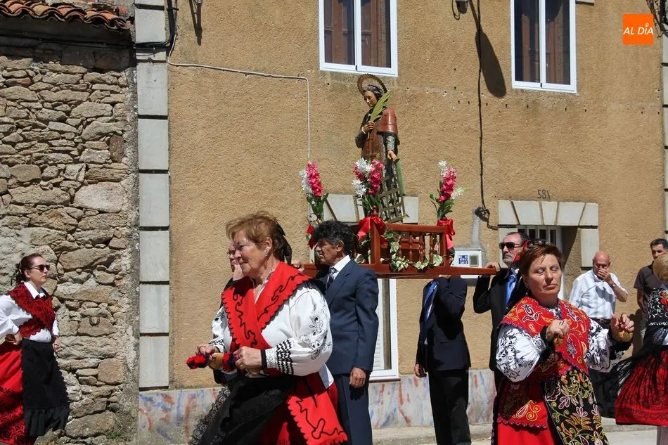 Foto 3 - San Lorenzo recorre las calles de La Zarza de Pumareda bajos los sones de la gaita y el tamboril  