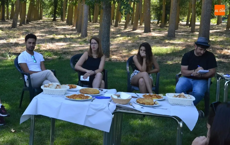 Foto 5 - Una docena de j&oacute;venes debaten sobre su papel en la sociedad mirobrigense  