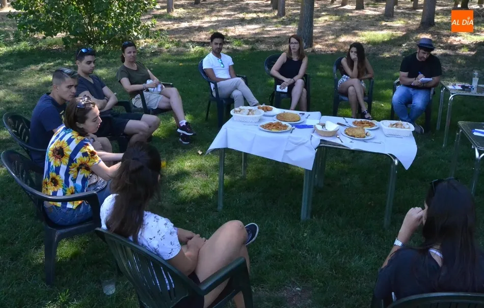 Foto 4 - Una docena de j&oacute;venes debaten sobre su papel en la sociedad mirobrigense  