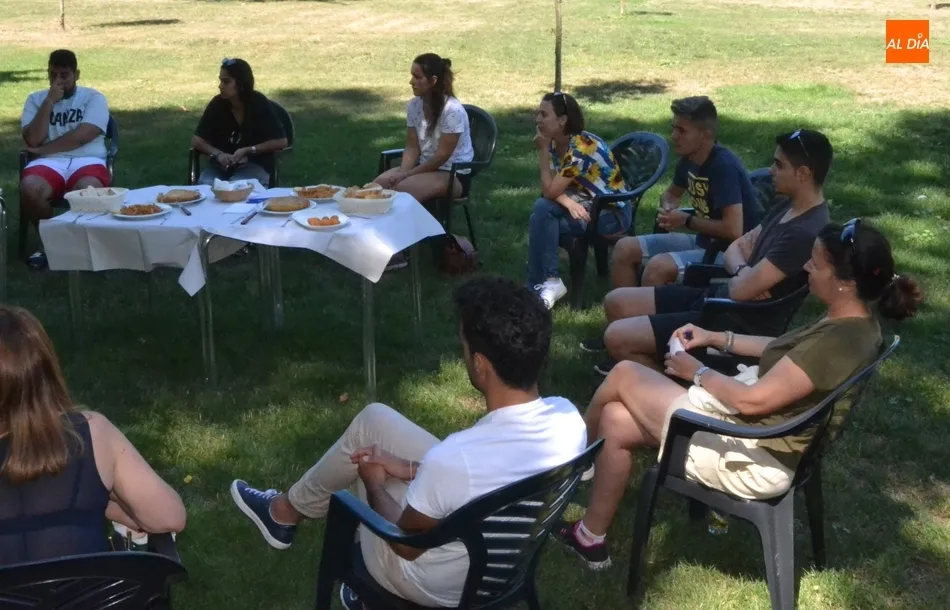 Foto 7 - Una docena de j&oacute;venes debaten sobre su papel en la sociedad mirobrigense  