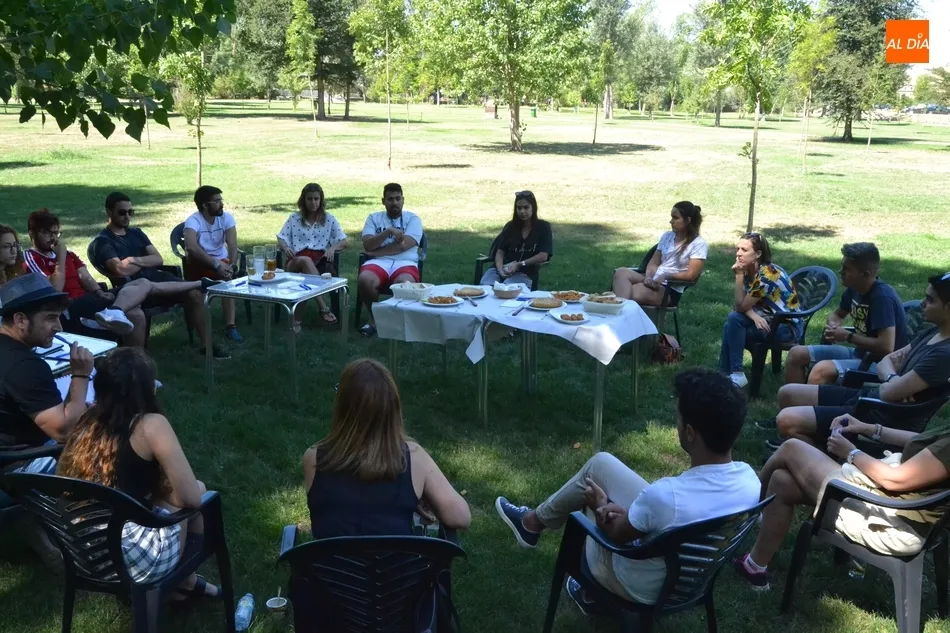 Foto 6 - Una docena de j&oacute;venes debaten sobre su papel en la sociedad mirobrigense  