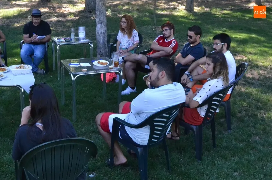 Foto 3 - Una docena de j&oacute;venes debaten sobre su papel en la sociedad mirobrigense  
