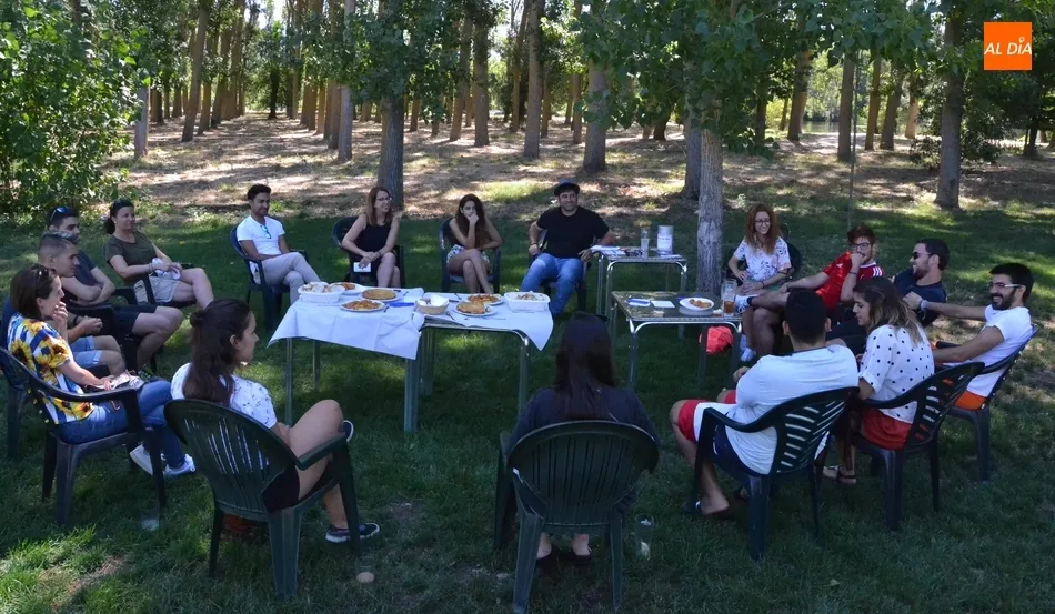 Una docena de jóvenes debaten sobre su papel en la sociedad mirobrigense  