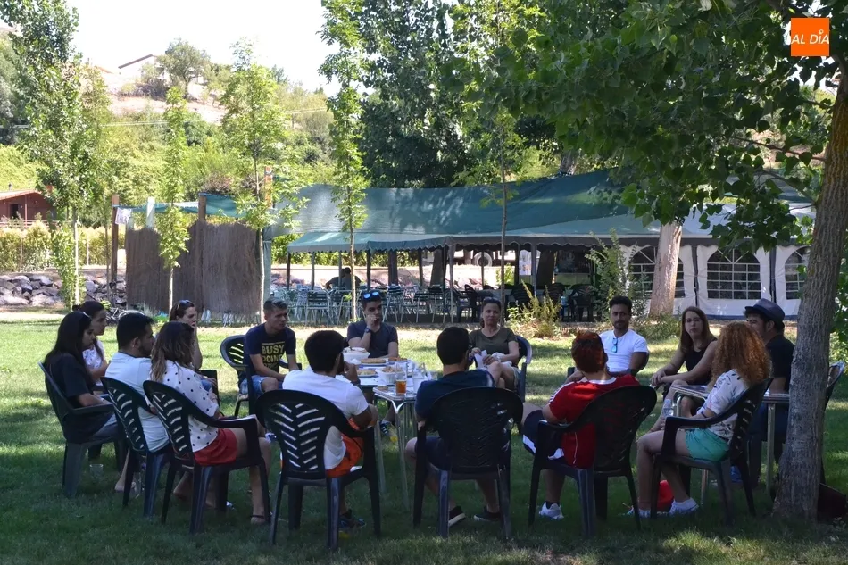 Foto 2 - Una docena de j&oacute;venes debaten sobre su papel en la sociedad mirobrigense  