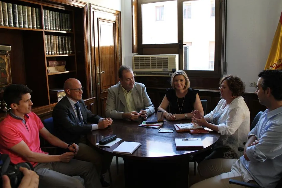 Foto 3 - La subdelegada del Gobierno recibe a los representantes de la C&aacute;mara de Comercio y a las...