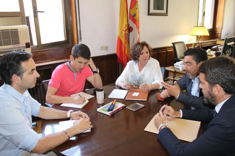 Foto 2 - La subdelegada del Gobierno recibe a los representantes de la C&aacute;mara de Comercio y a las...