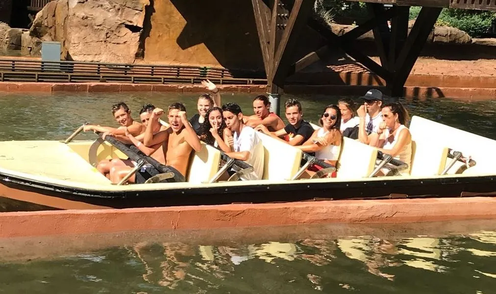 Jóvenes de la Parroquia de Gallegos pasan un día en el Parque de Atracciones de Madrid  