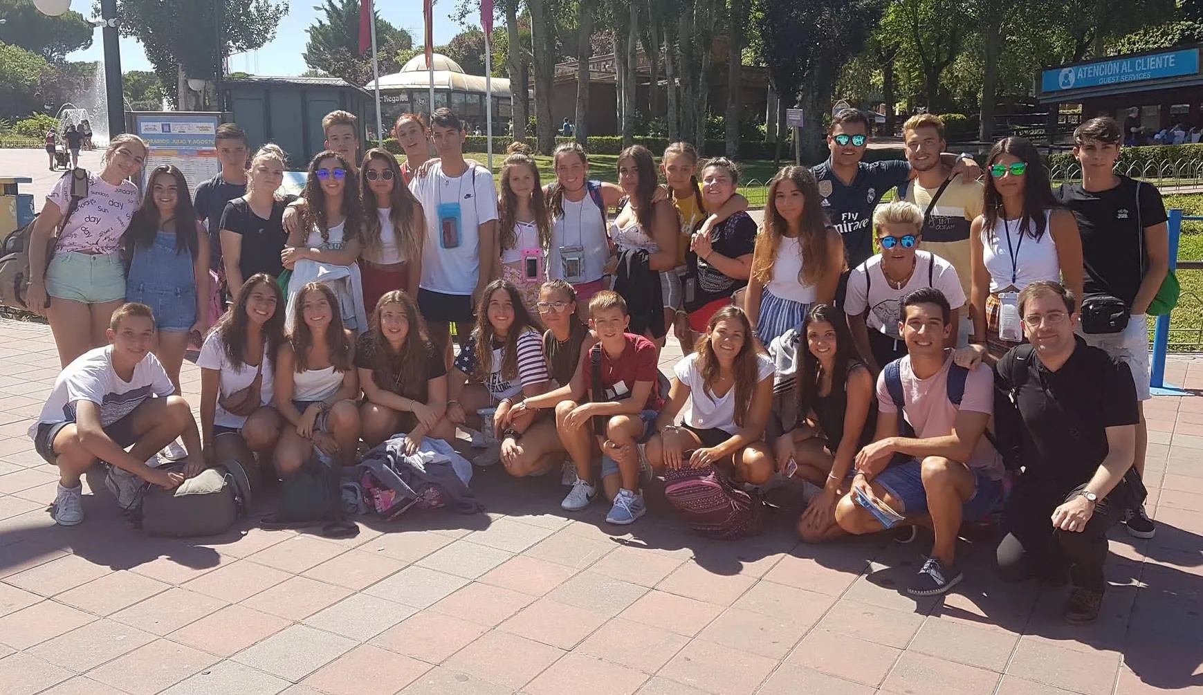 Foto 3 - J&oacute;venes de la Parroquia de Gallegos pasan un d&iacute;a en el Parque de Atracciones de Madrid  