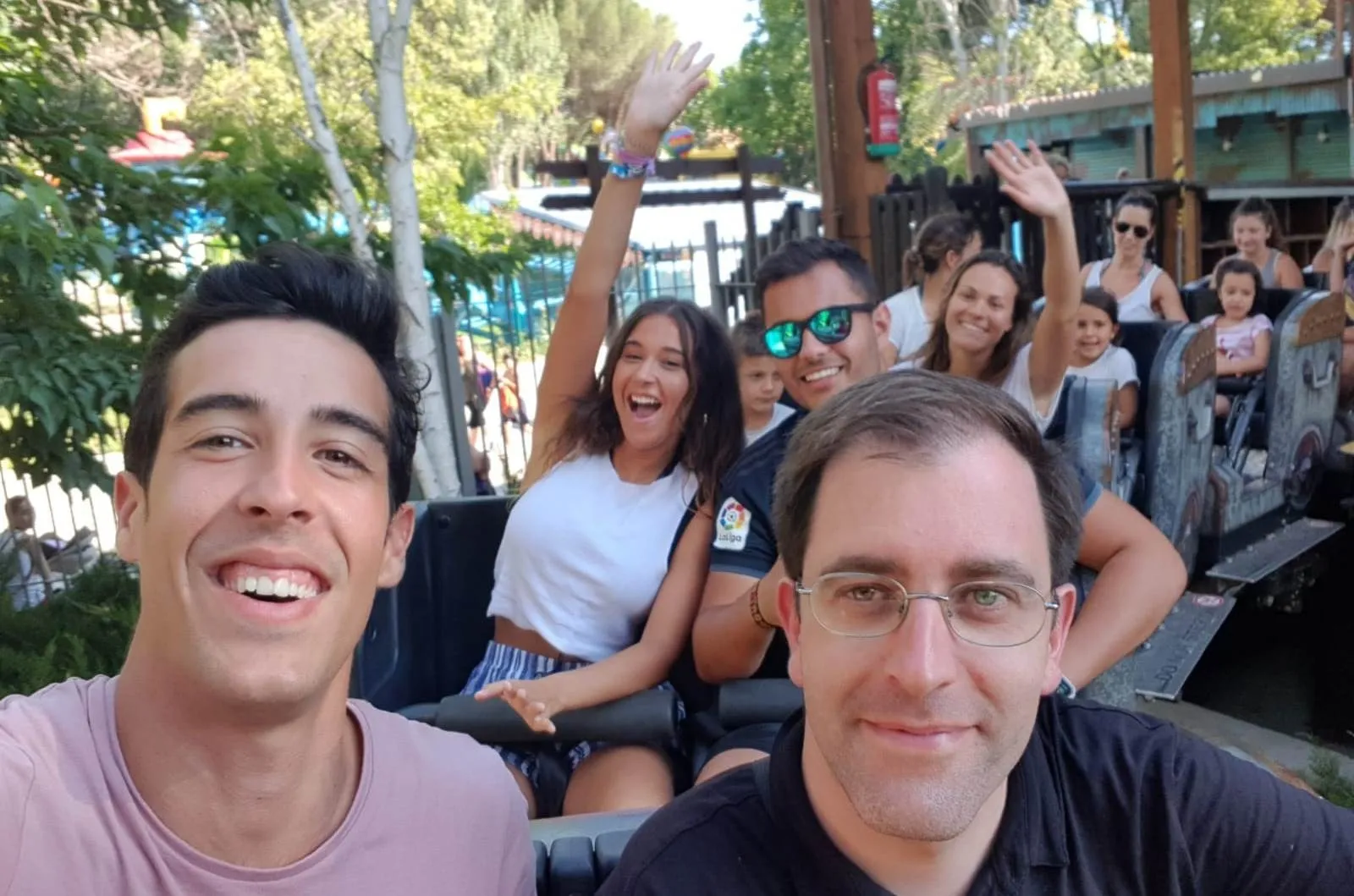 Foto 2 - J&oacute;venes de la Parroquia de Gallegos pasan un d&iacute;a en el Parque de Atracciones de Madrid  