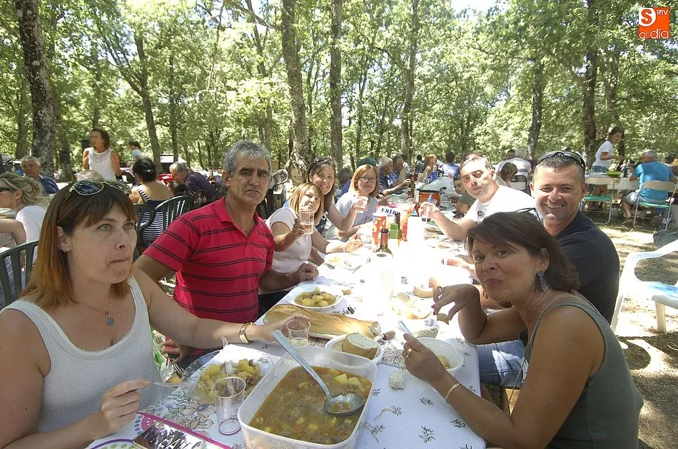 Foto 9 - Los vecinos de El Payo rematan sus fiestas de agosto con una caldereta popular  