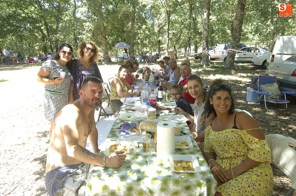 Foto 7 - Los vecinos de El Payo rematan sus fiestas de agosto con una caldereta popular  
