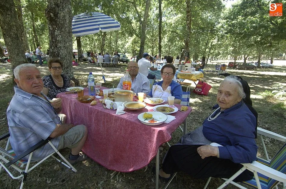 Foto 6 - Los vecinos de El Payo rematan sus fiestas de agosto con una caldereta popular  